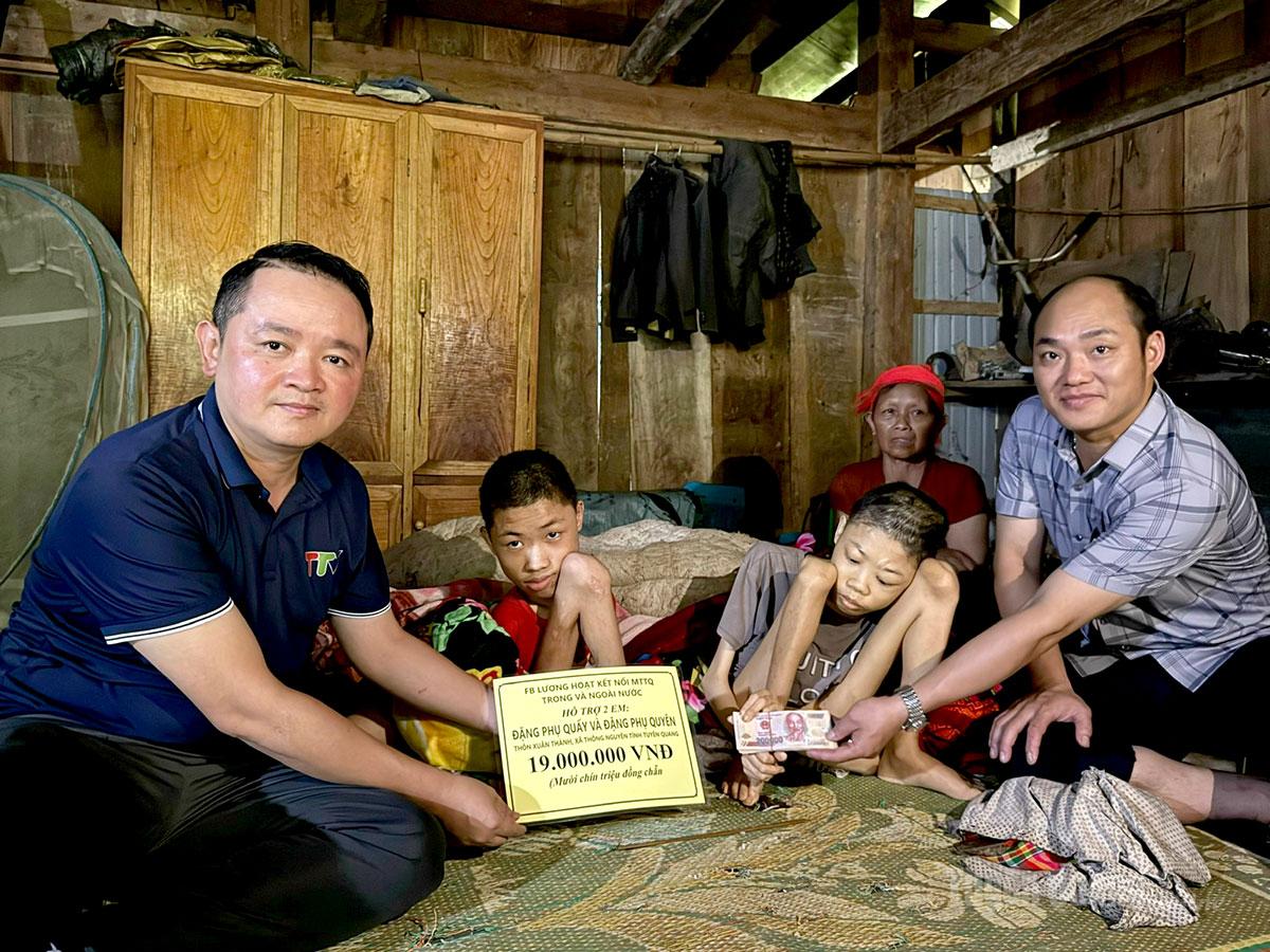 Phóng viên Việt Bách Báo và phát thanh, truyền hình Tuyên Quang đại diện facebook Lương Hoạt trao tiền hỗ trợ cho hai em em Đặng Phụ Quậy và Đặng Phụ Quyên.