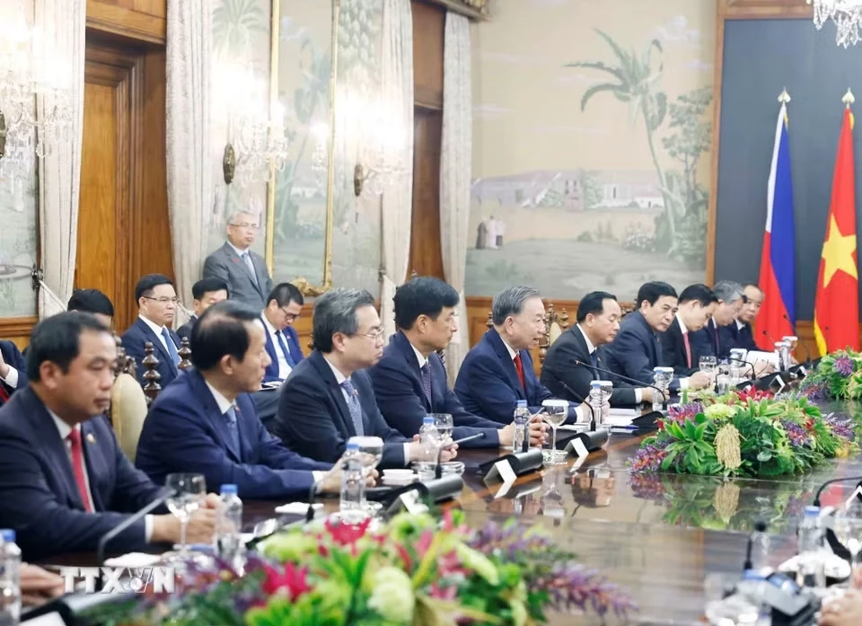 Tổng Bí thư, Chủ tịch nước Tô Lâm và đoàn cấp cao Việt Nam tại cuộc hội đàm với Tổng thống Philippines Ferdinand Romualdez Marcos Jr. và đoàn cấp cao Philippines. (Ảnh: TTXVN)

