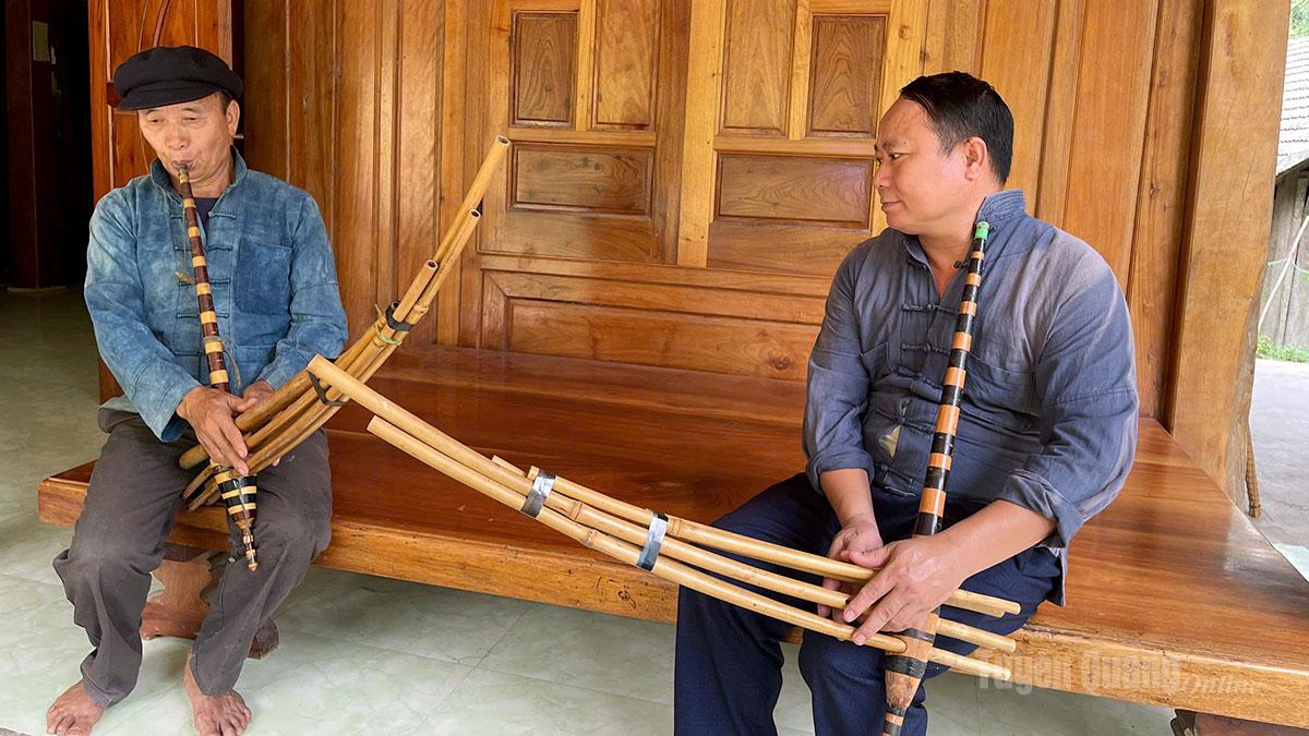 Lưu giữ điệu khèn Mông Ông Giàng Văn Lai hướng dẫn con trai thổi khèn.
