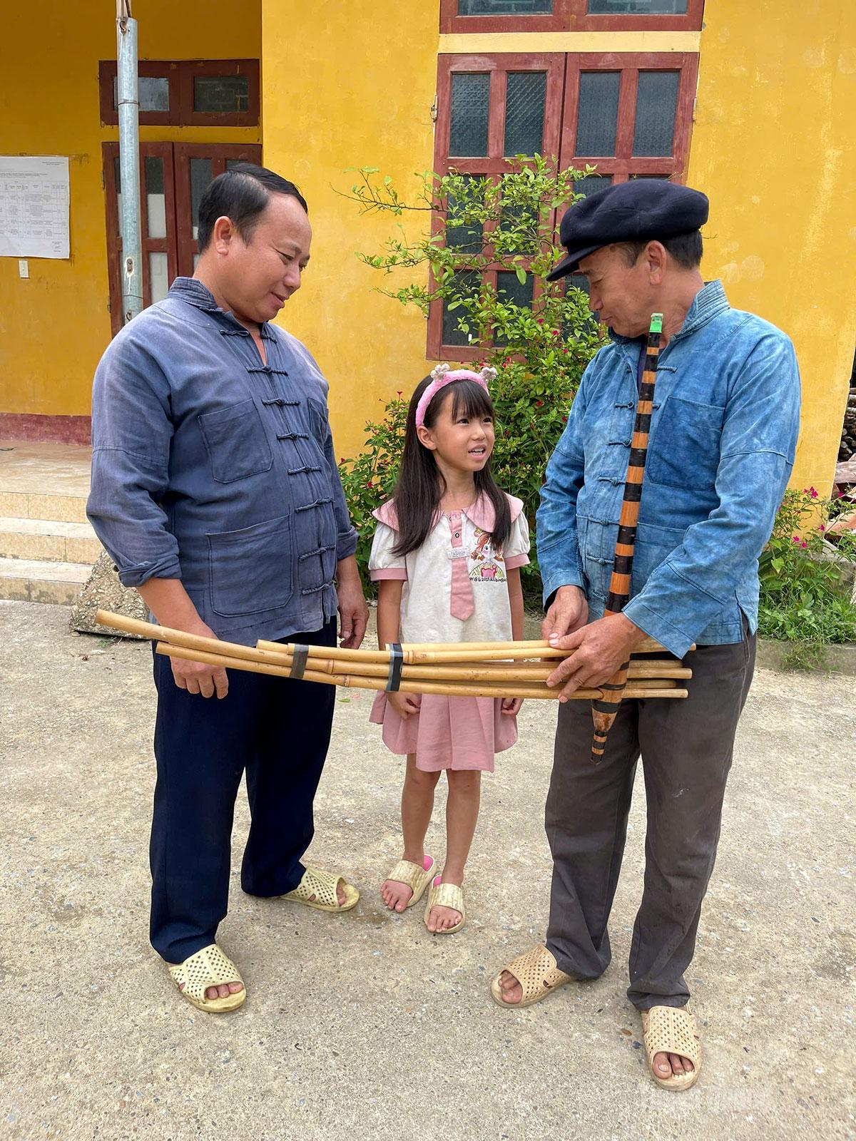 Lưu giữ điệu khèn Mông Ông Giàng Văn Lai, thôn Khuổi Khít, xã Kiến Thiết hướng dẫn thế hệ trẻ tìm hiểu về khèn Mông.