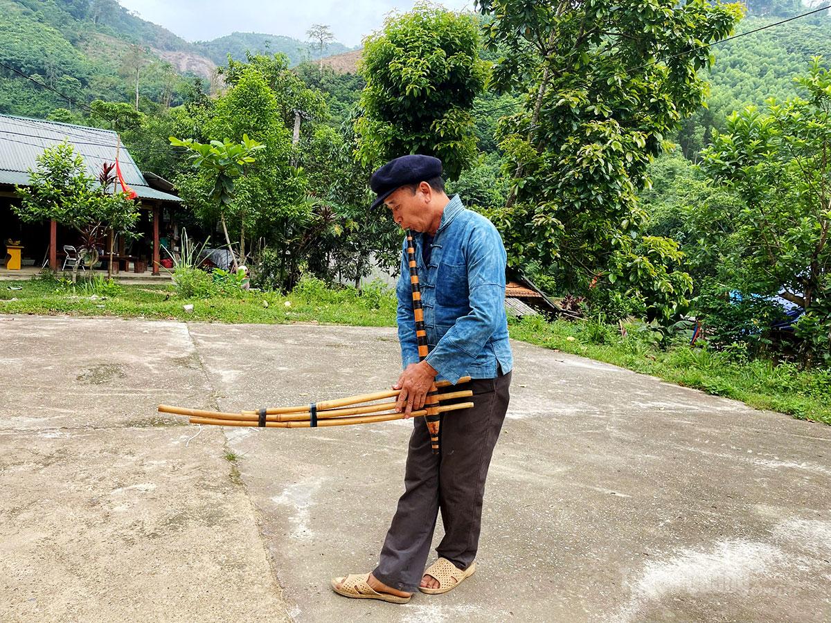 Lưu giữ điệu khèn Mông Ông Giàng Văn Lai vừa thổi khèn vừa múa uyển chuyển, nhịp nhàng.