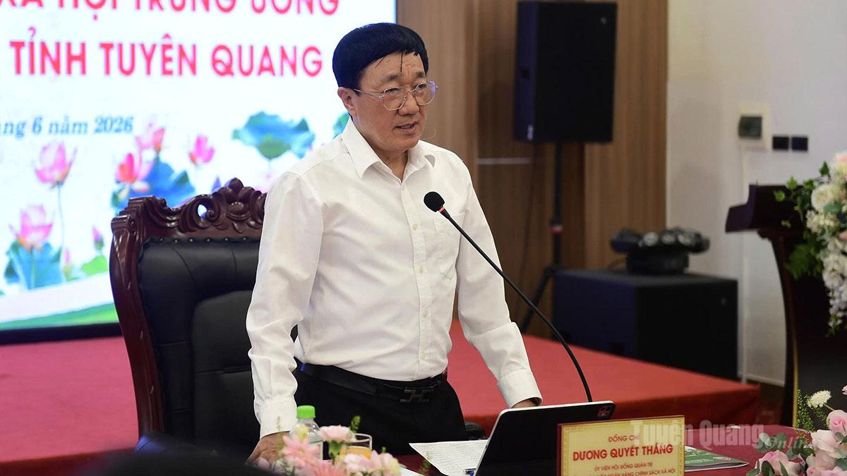 Đồng chí Dương Quyết Thắng, Ủy viên Hội đồng quản trị, Tổng Giám đốc NHCSXH Việt Nam phát biểu tại buổi làm việc.