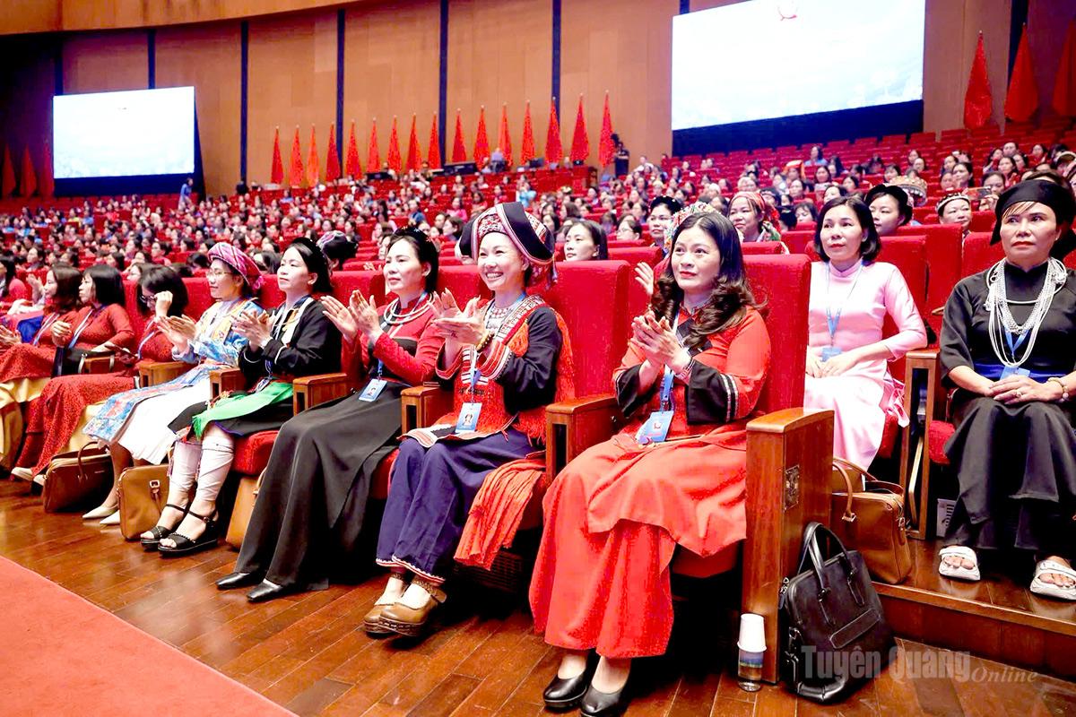 Đoàn đại biểu tỉnh Tuyên Quang dự khai mạc Đại hội.