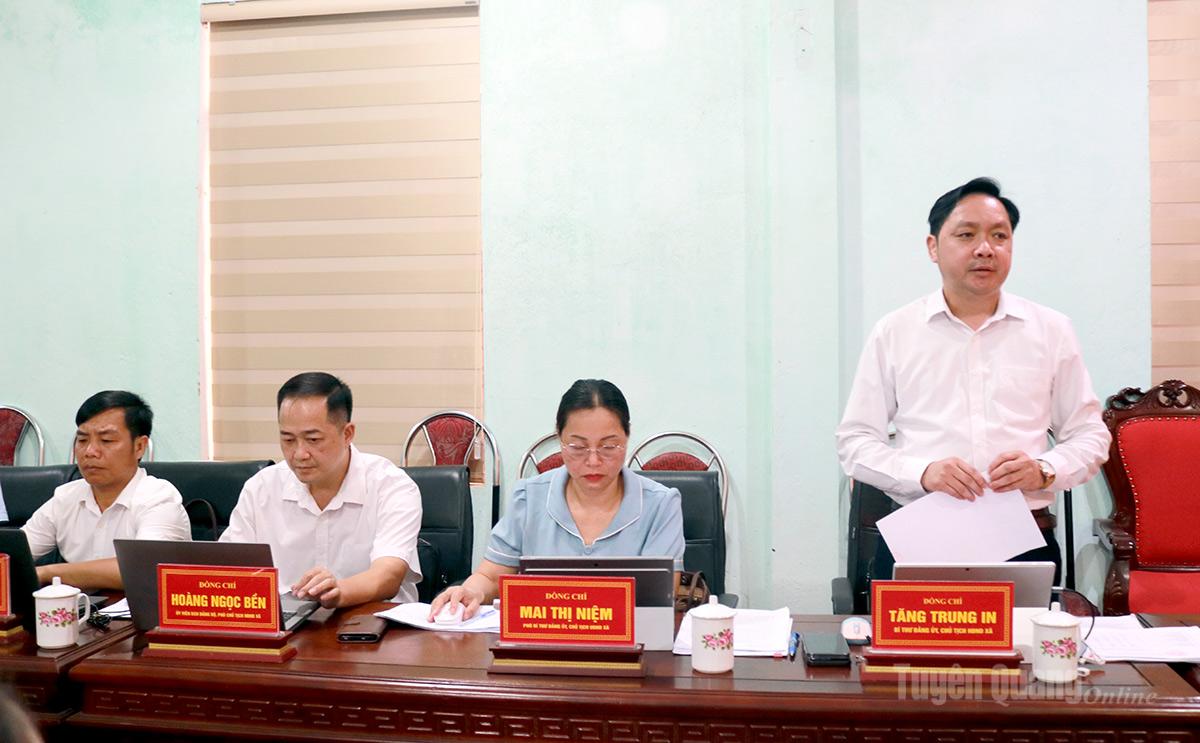 Lãnh đạo xã Tân Trịnh báo cáo kết quả thực hiện nhiệm vụ phát triển kinh tế - xã hội 6 tháng đầu năm với đoàn giám sát.