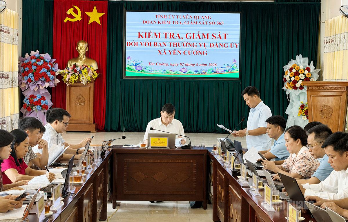Lãnh đạo xã Yên Cường báo cáo với đoàn kiểm tra, giám sát.