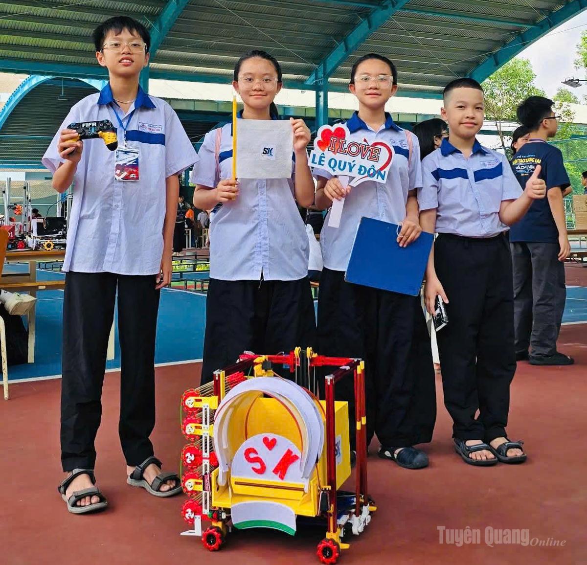 Thành viên đội thi Gold horse của Trường THCS Lê Quý Đôn.
