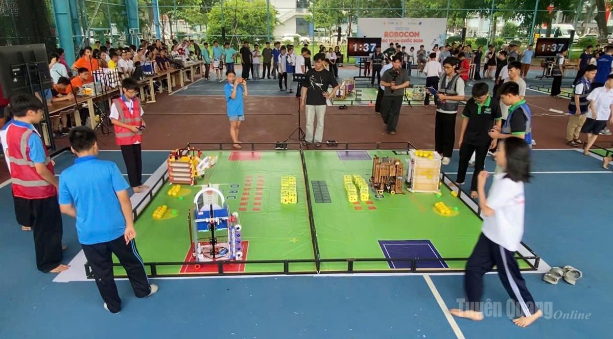 Đội thi Robocon Trường THCS Lê Quý Đôn thi đấu tại vòng chung kết.