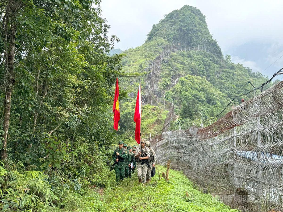 Hoạt động tuần tra song phương dọc tuyến biên giới giữa Đồn Biên phòng Nghĩa Thuận và lực lượng chức năng nước bạn.