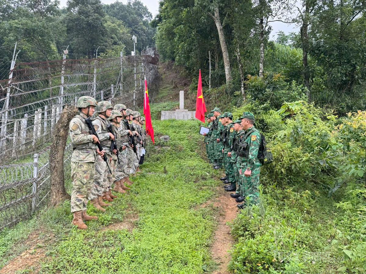 Lực lượng chức năng hai bên  trao đổi tình hình liên quan đến công tác quản lý, bảo vệ biên giới hai nước.