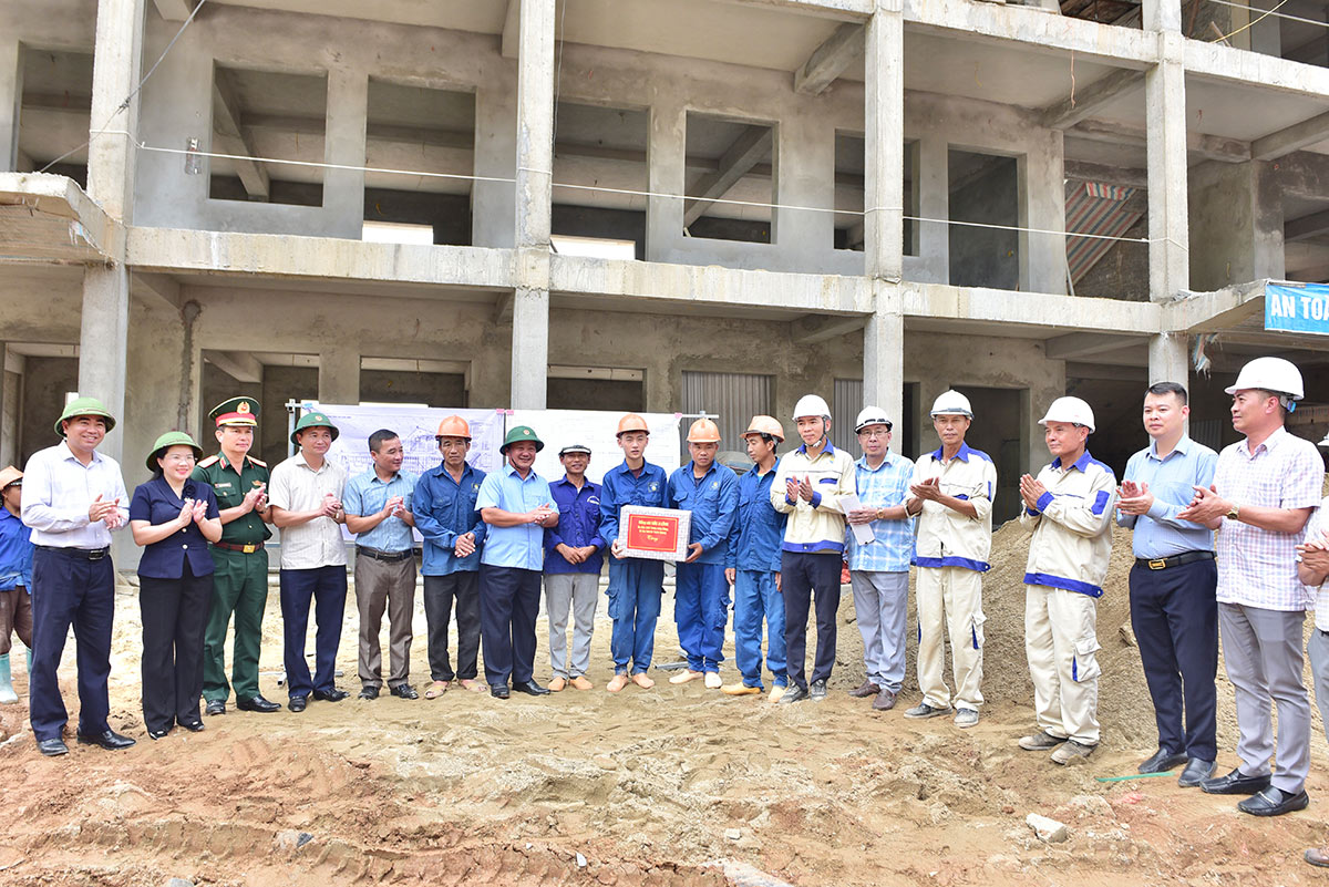 Bí thư Tỉnh uỷ Hầu A Lềnh và đoàn công tác thăm, động viên, tặng quà các công nhân đang thi công xây dựng Trường Phổ thông nội trú liên cấp Tiểu học và THCS Pà Vầy Sủ.