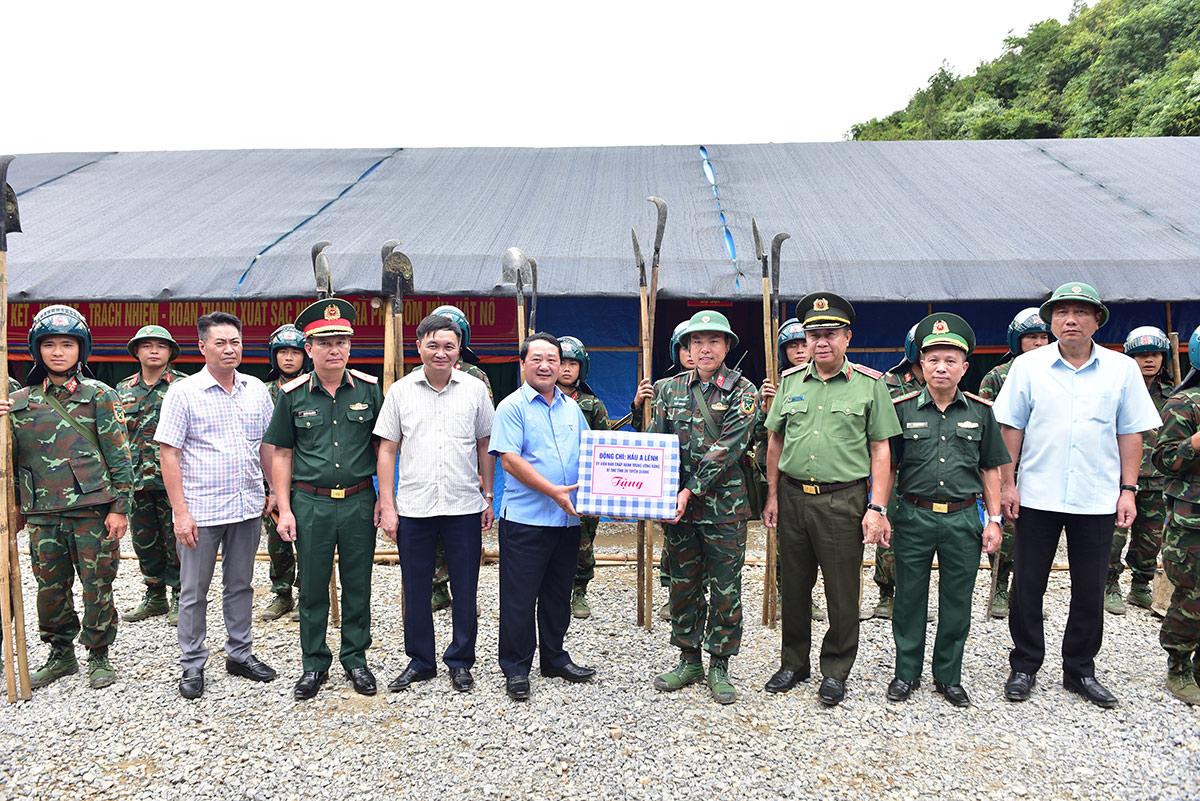 Đồng chí Bí thư Tỉnh ủy Hầu A Lềnh và các thành viên đoàn công tác thăm, động viên, tặng quà lực lượng thực hiện nhiệm vụ rà phá bom mìn, vật nổ tại xã Xín Mần.
