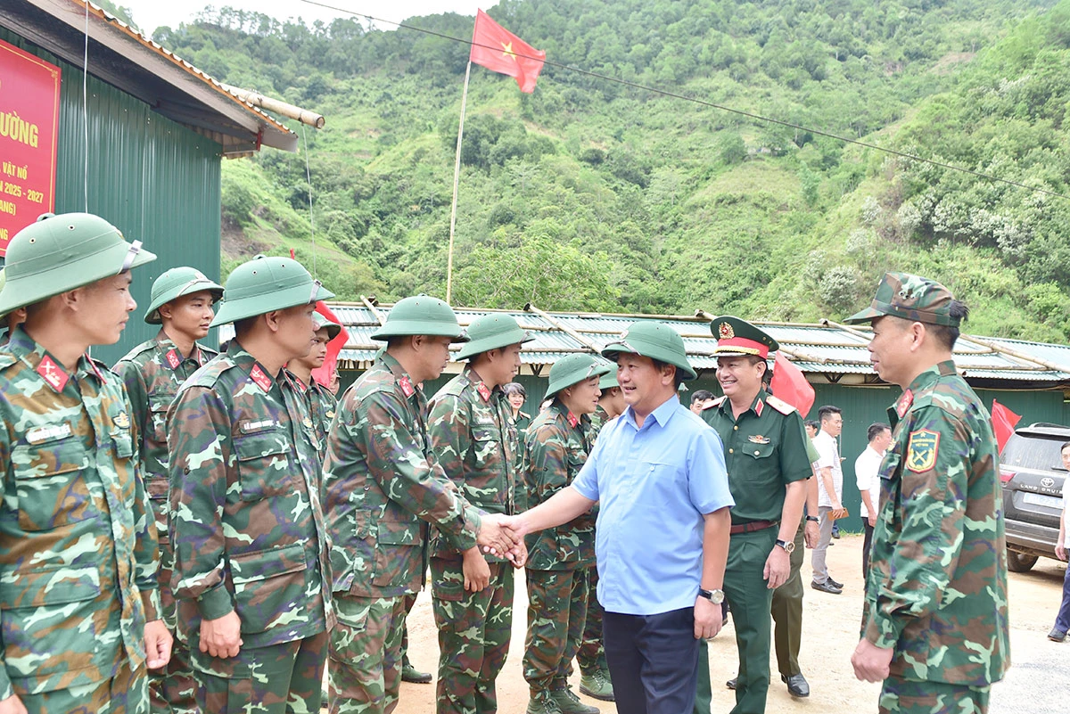 Đồng chí Bí thư Tỉnh ủy Hầu A Lềnh và các thành viên đoàn công tác thăm, động viên, tặng quà lực lượng thực hiện nhiệm vụ rà phá bom mìn, vật nổ tại xã Bản Máy.