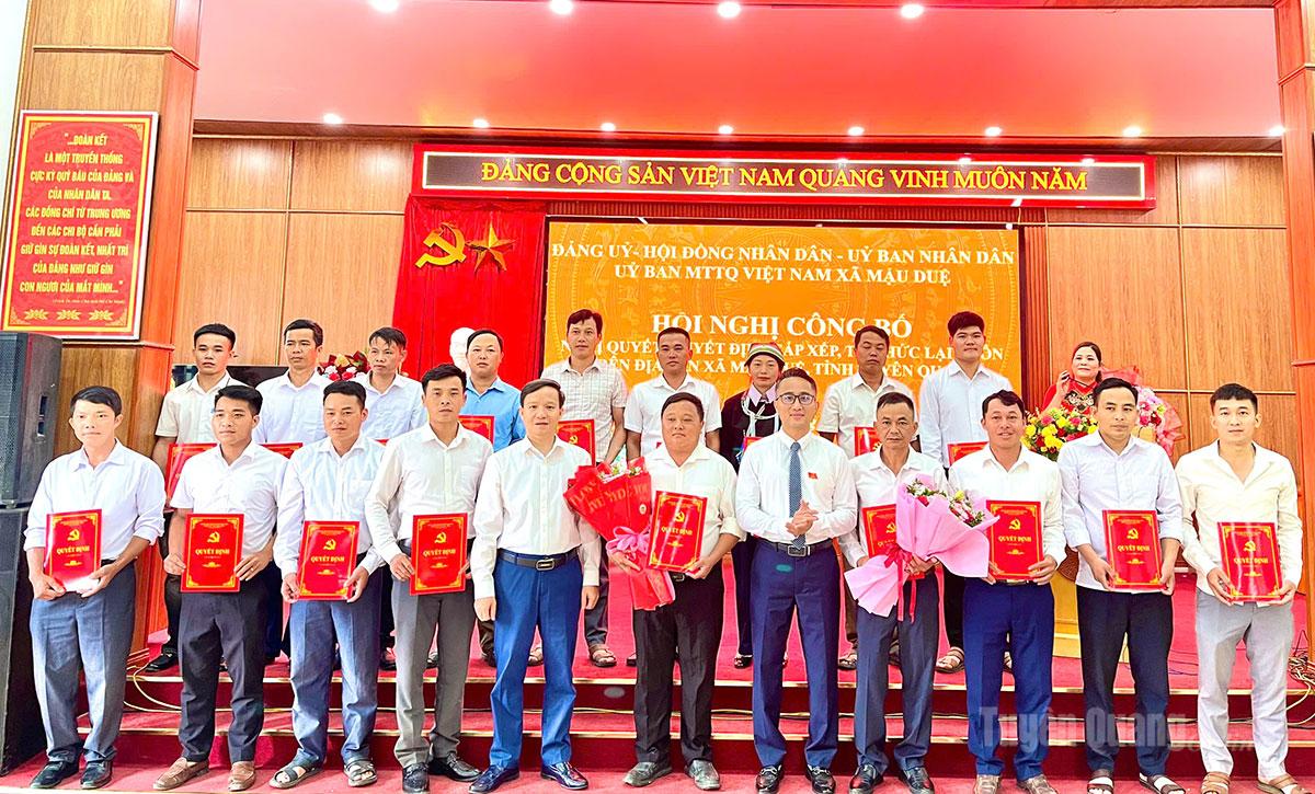 Đồng chí Nguyễn Việt Lâm và lãnh đạo xã Mậu Duệ trao quyết định cho đội ngũ cán bộ thôn.