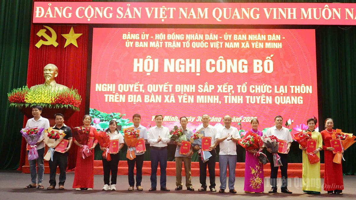 Đồng chí Nguyễn Việt Lâm và lãnh đạo xã Yên Minh trao quyết định cho các thôn trên địa bàn.