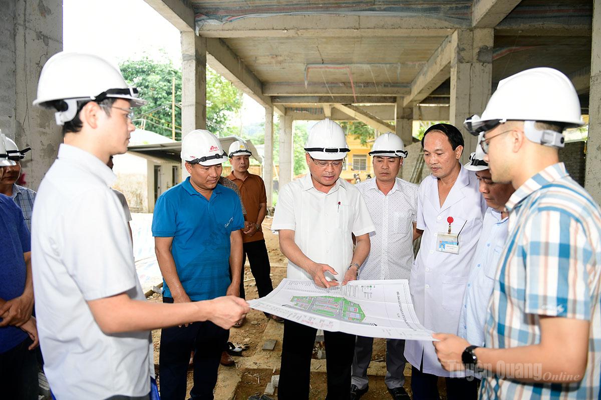 Phó Chủ tịch Thường trực UBND tỉnh Nguyễn Mạnh Tuấn kiểm tra tiến độ Dự án Trung tâm Y tế khu vực Hàm Yên.