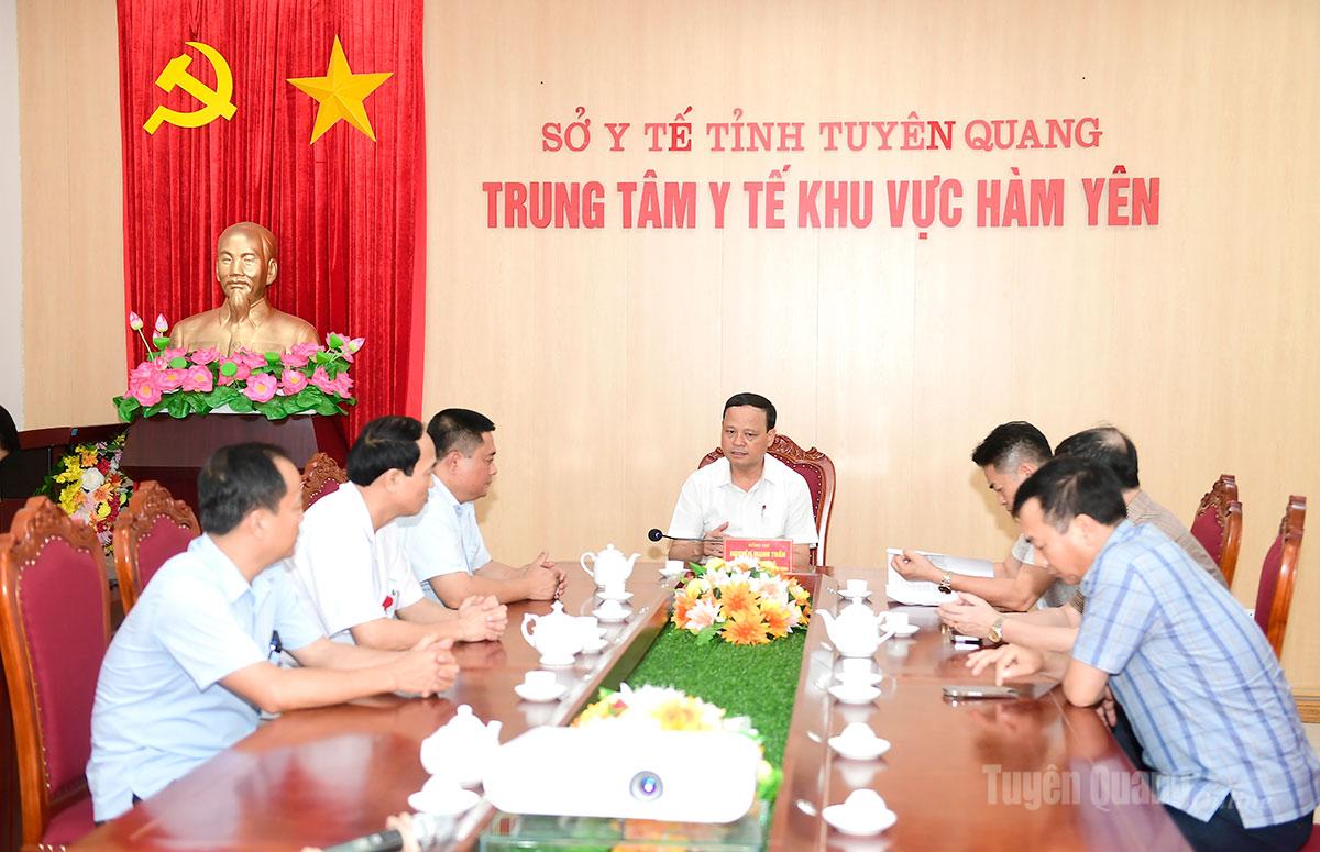 Phó Chủ tịch Thường trực UBND tỉnh Nguyễn Mạnh Tuấn làm việc với chủ đầu tư và các đơn vị liên quan tiến độ dự án Trung Tâm Y tế khu vực Hàm Yên.