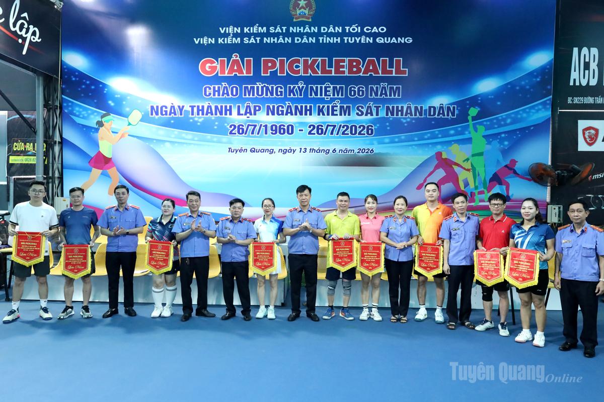 Các đội thi nhận cờ lưu niệm từ Ban Tổ chức.