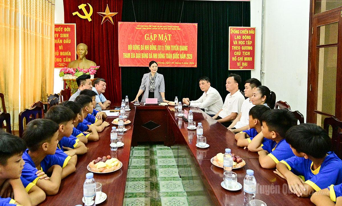 Đồng chí Phó Chủ tịch UBND tỉnh Vương Ngọc Hà dự buổi gặp mặt, động viên Đội Bóng đá Nhi đồng U11 Tuyên Quang.