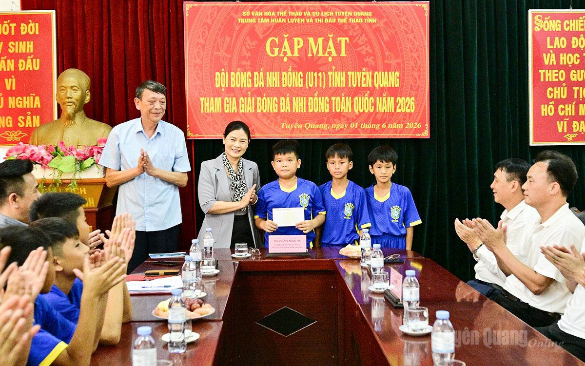 Phó Chủ tịch UBND tỉnh Vương Ngọc Hà tặng quà, động viên cho Đội tuyển U11 Tuyên Quang.