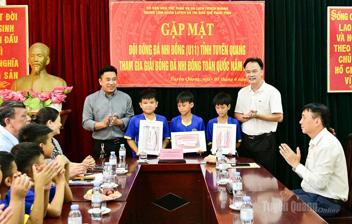 Các nhà tài trợ tặng quà, động viên Đội Bóng đá Nhi đồng Tuyên Quang tham dự giải.
