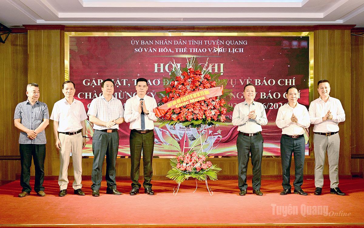 Phó Chủ tịch UBND tỉnh Đỗ Hùng Đức chúc mừng, tặng hoa cho các cơ quan báo chí tại Hội nghị gặp mặt..
