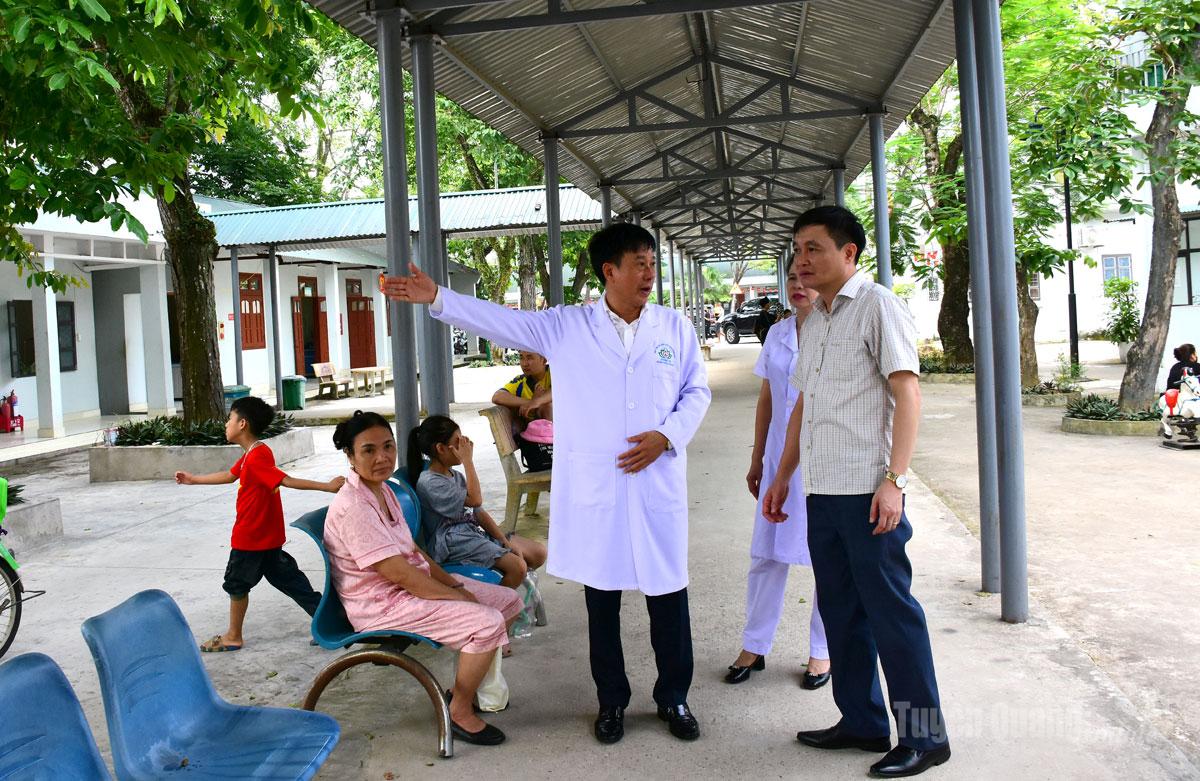 Đồng chí Đỗ Anh Tuấn, Uỷ viên BCH Đảng bộ tỉnh, Phó Chủ tịch UBND tỉnh kiểm tra cơ sở vật chất của bệnh viện.