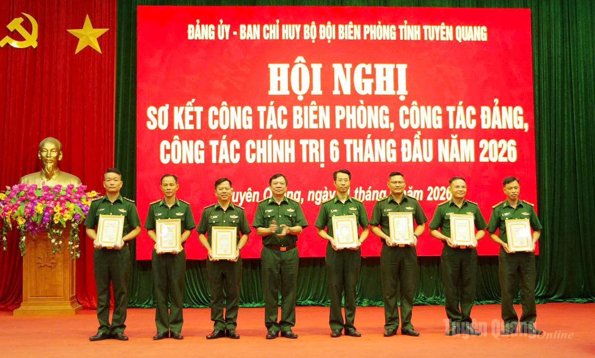 Lãnh đạo Ban Chỉ huy BĐBP tỉnh tặng Giấy khen cho các tập thể, cá nhân có thành tích tiêu biểu, xuất sắc trong Cuộc thi chính luận bảo vệ nền tảng tư tưởng của Đảng lần thứ VI.
