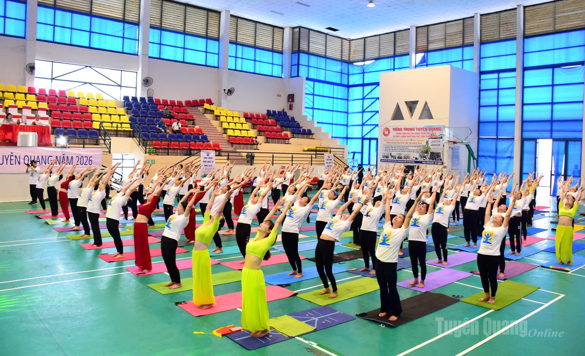 Các học viên đến từ các câu lạc bộ  biểu diễn hưởng ứng Ngày Quốc tế Yoga.