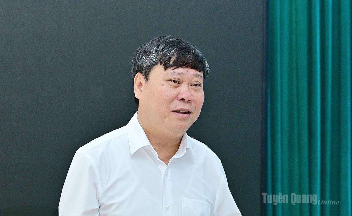Giám đốc Báo và phát thanh, truyền hình Tuyên Quang Mai Đức Thông phát biểu tại cuộc họp.