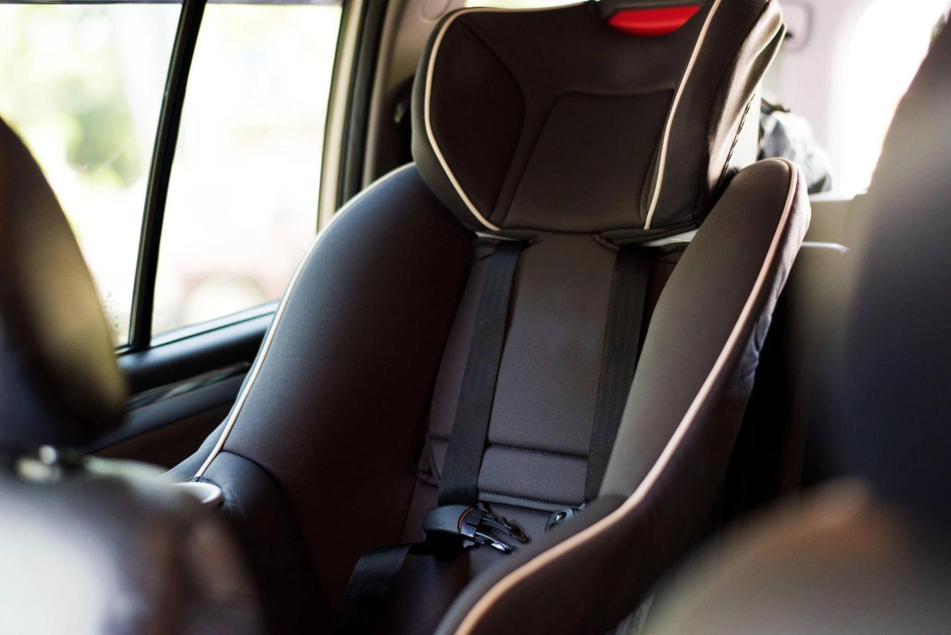 Kiểm tra không gian hàng ghế sau và chốt ISOFIX trước khi mua ghế ô tô.
