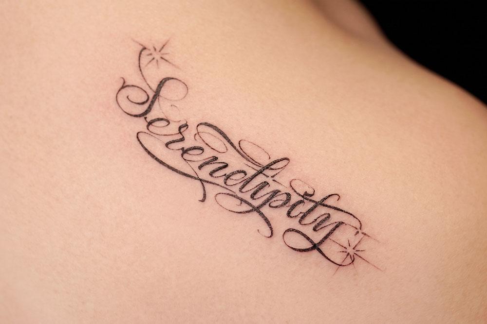 Hình xăm chữ Serendipity - Mang ý nghĩa “Có sự tình cờ bất ngờ, như một điềm báo hoặc tín hiệu nào đó”