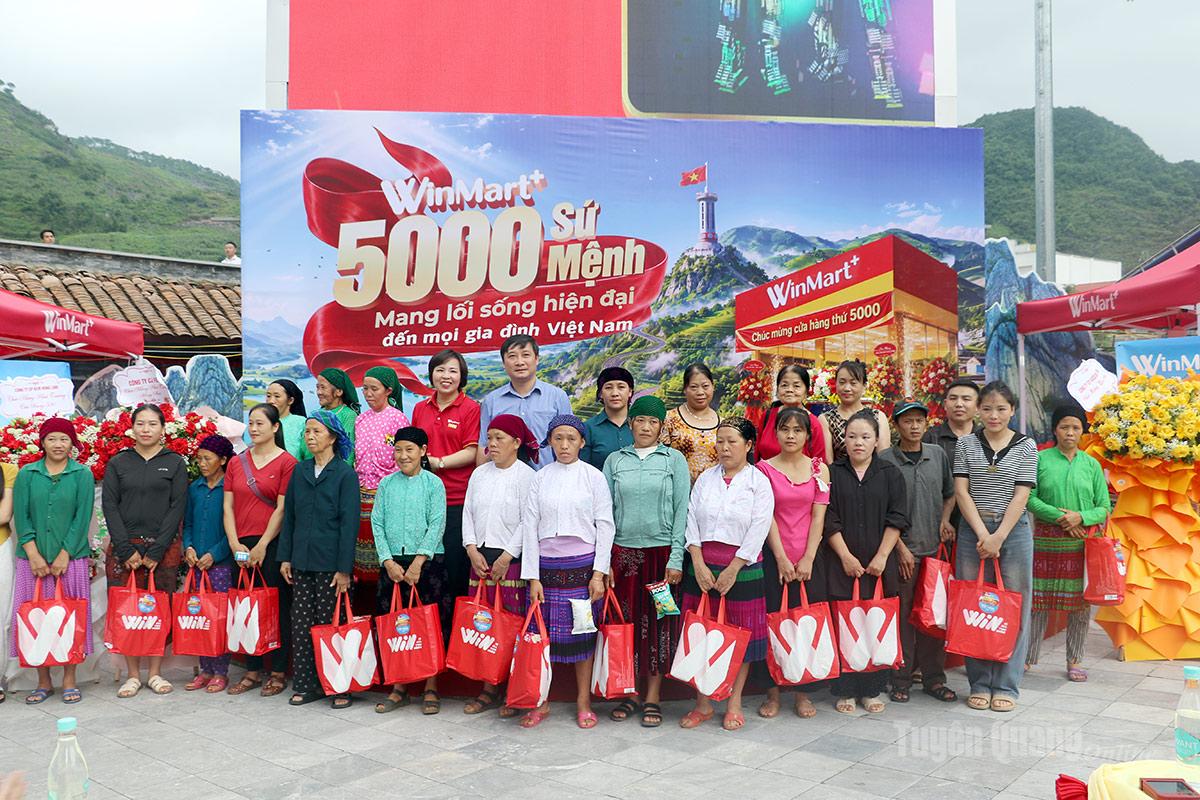 Lãnh đạo Sở Công Thương phối hợp với Công ty Cổ phần Dịch vụ Thương mại WinCommerce trao quà cho người dân xã Mèo Vạc.
