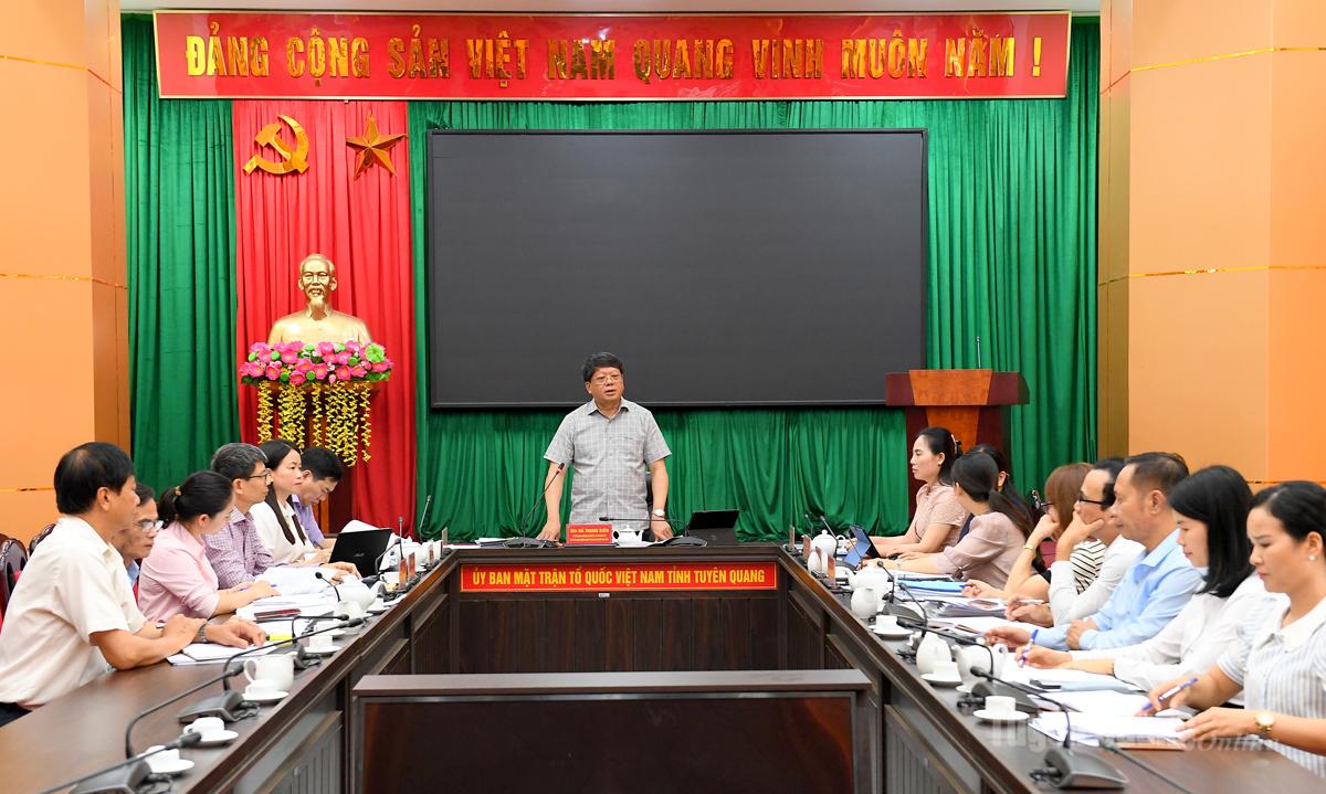 Đồng chí Hà Trung Kiên, Ủy viên Ban Thường vụ Tỉnh ủy, Phó chủ tịch Thường trực Ủy ban MTTQ Việt Nam tỉnh chủ trì hội nghị.
