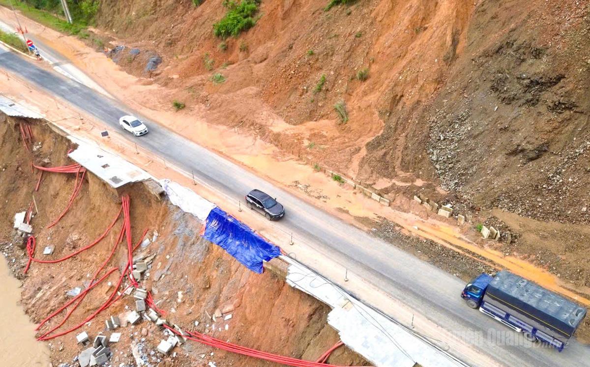 Đoạn đường bị sạt, lở nghiêm trọng ta luy âm sau trận mưa lũ năm 2025.