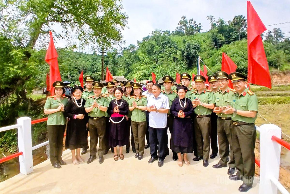 Đại diện Cụm thi đua số 6, Bộ Công an; lãnh đạo Công an tỉnh và lãnh đạo xã Tiên Yên khánh thành cầu dân sinh nối thôn Tân Bể với thôn Kem.