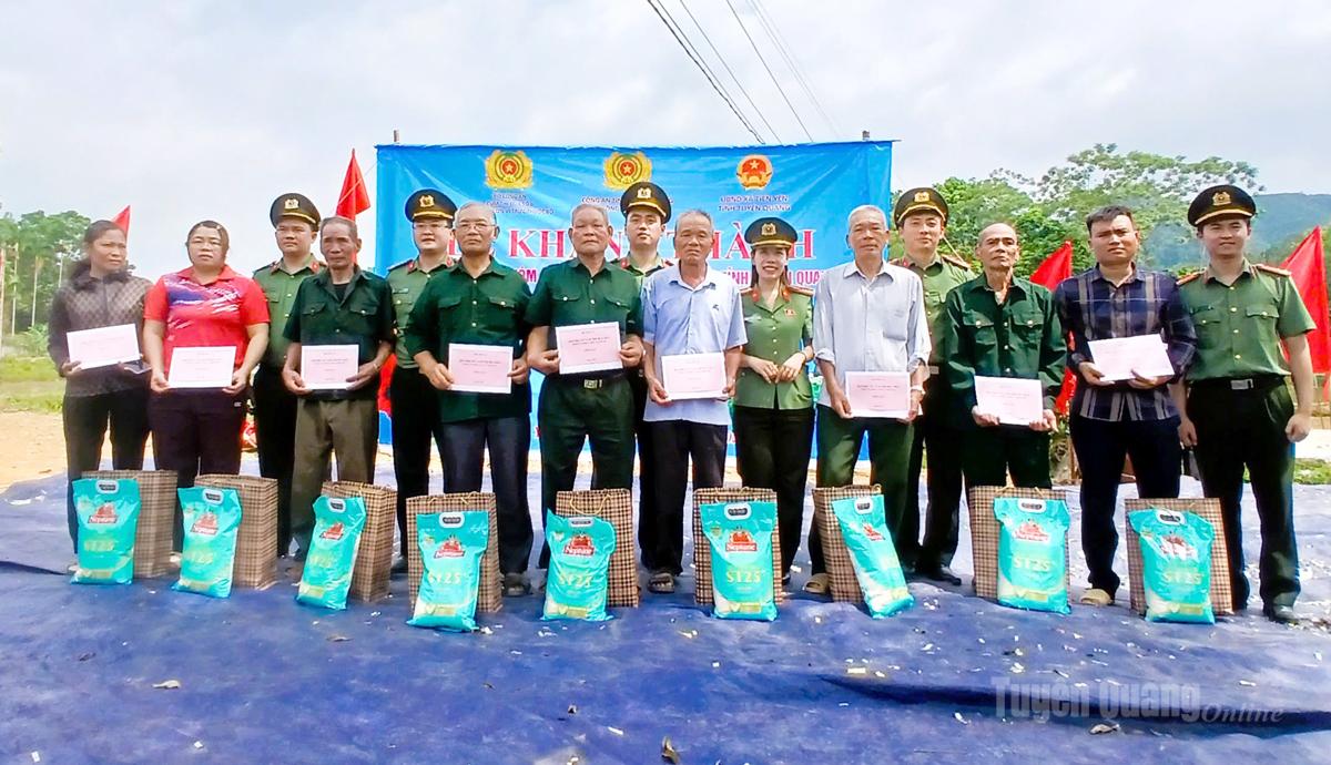Đại diện Cụm thi đua số 6, Bộ Công an tặng quà cho các gia đình chính sách trên địa bàn xã Tiên Yên.