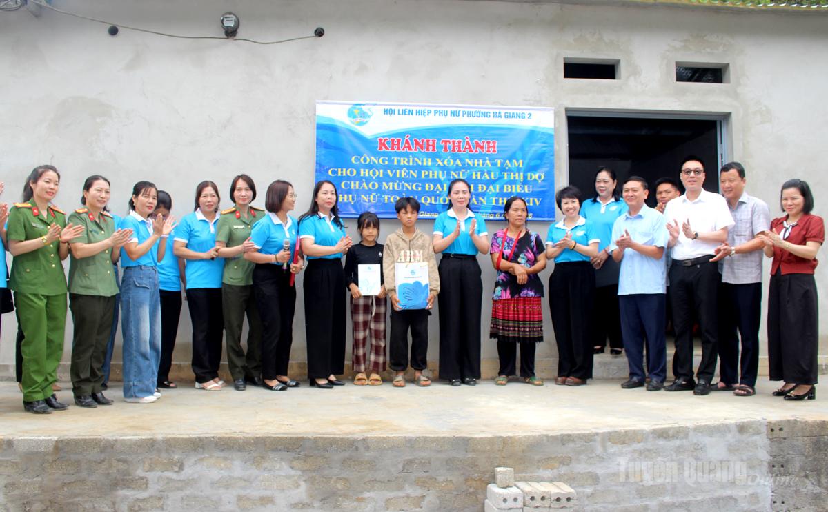 Đồng chí Âu Thị Mai, Ủy viên Ban Chấp hành Đảng bộ tỉnh, Phó Chủ tịch Ủy ban MTTQ tỉnh, Chủ tịch Hội LHPN tỉnh tặng quà của Hội LHPN tỉnh cho gia đình bà Hầu Thị Dợ.