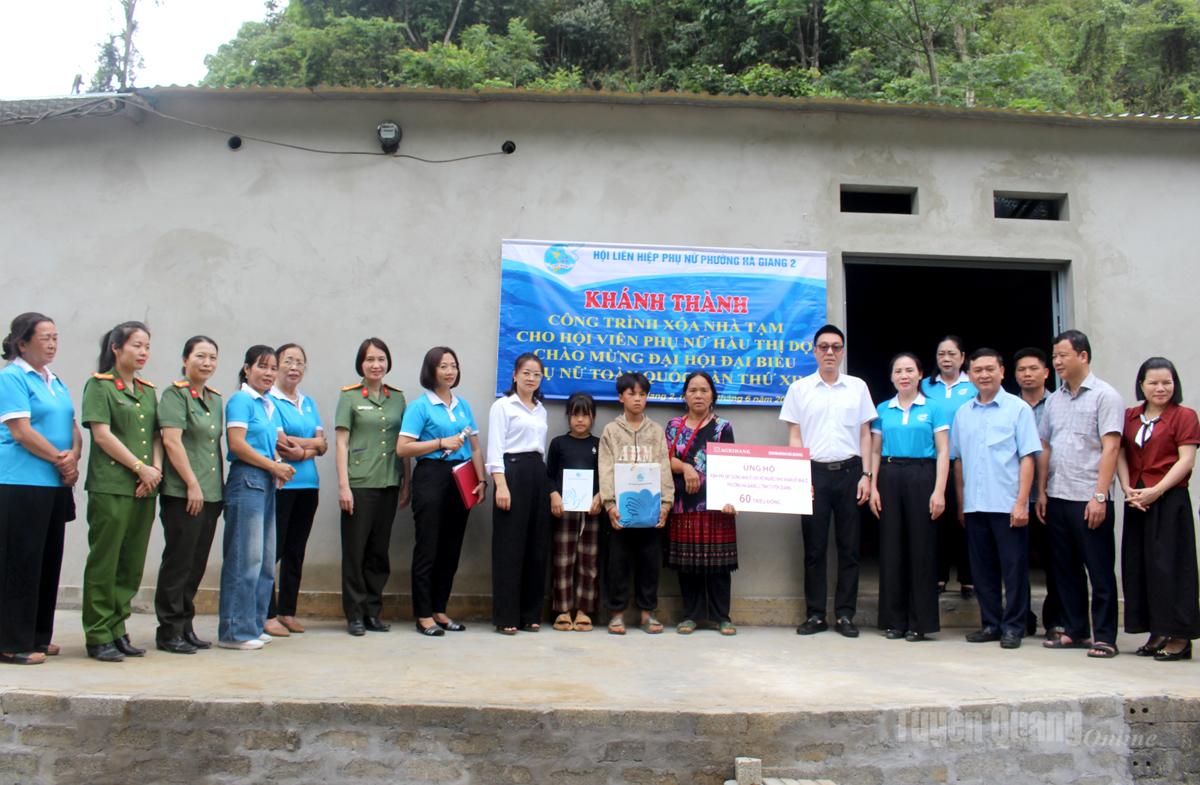 Đại diện ngân hàng Agribank Hà Giang trao số tiền hỗ trợ cho gia đình bà Hầu Thị Dợ.
