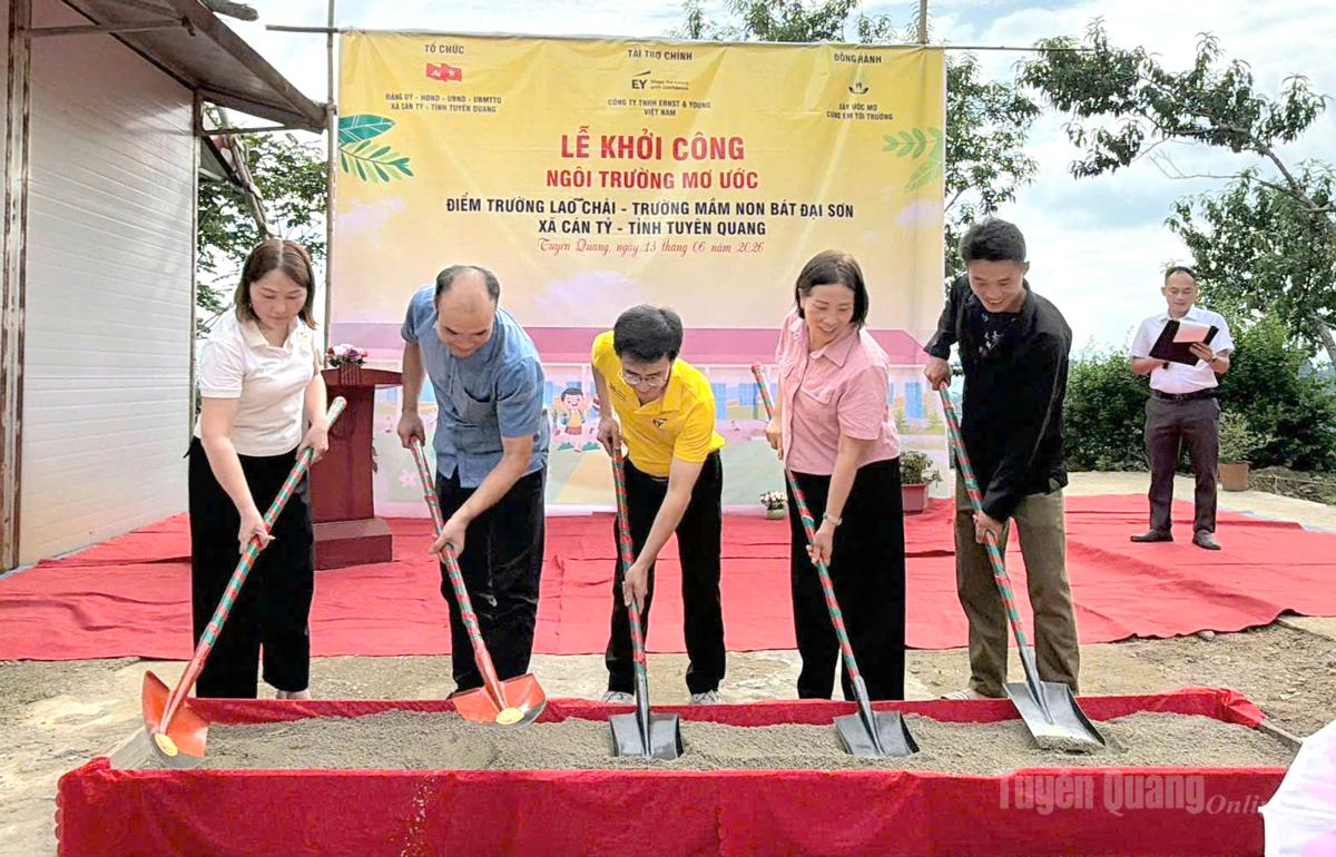 Các đại biểu thực hiện nghi thức khởi công.