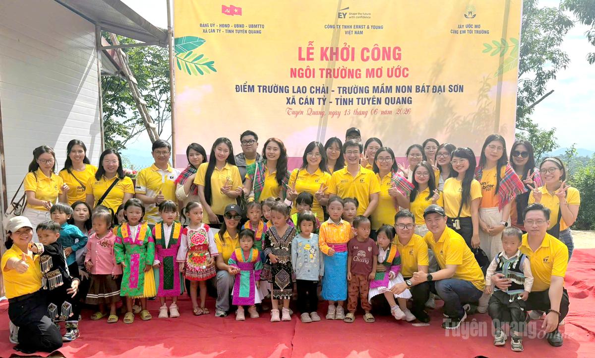 Các đơn vị tài trợ chụp ảnh lưu niệm với giáo viên, học sinh điểm trường Lao Chải.