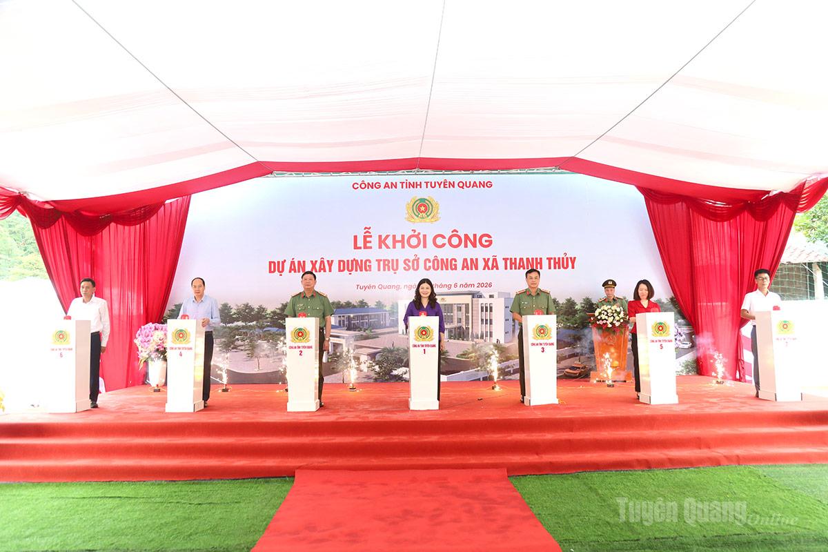Phó Chủ tịch UBND tỉnh Vương Ngọc Hà và lãnh đạo Công an tỉnh, các đại biểu ấn nút khởi công dự án.