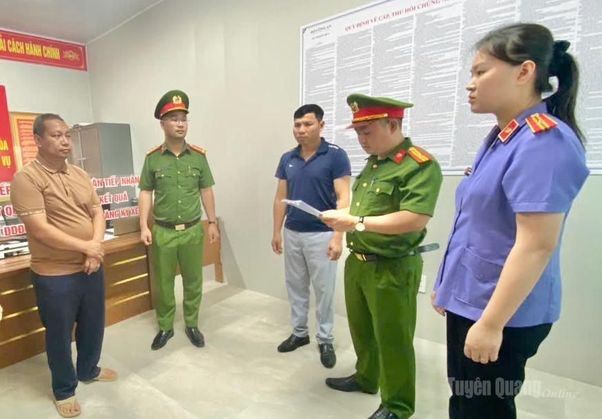 Cơ quan Cảnh sát điều tra thi hành các lệnh, quyết định tố tụng đối với Nguyễn Đình Phú (người ngoài cùng bên trái).
