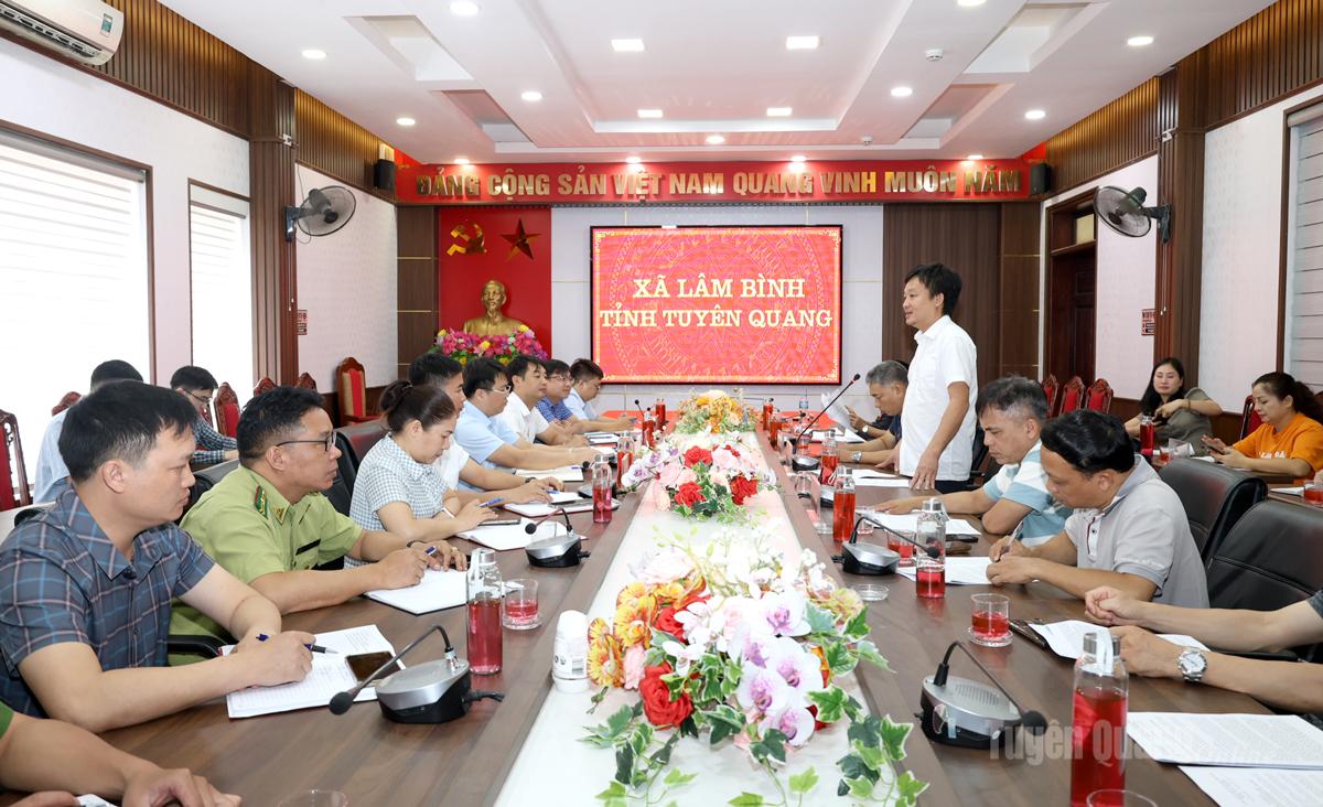 Các đại biểu dự hội nghị sau cuộc khảo sát phát triển du lịch.