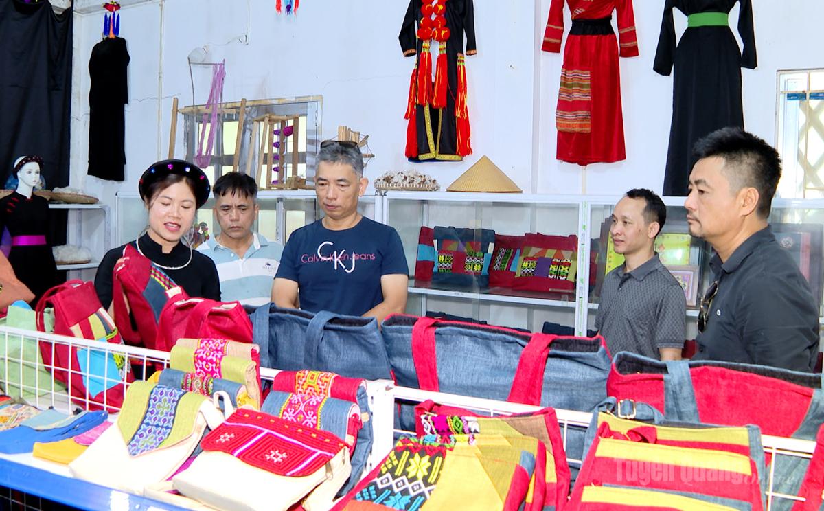 Đoàn khảo sát tham quan làng du lịch cộng đồng thôn Nặm Đíp và HTX Thổ cẩm Lâm Bình.