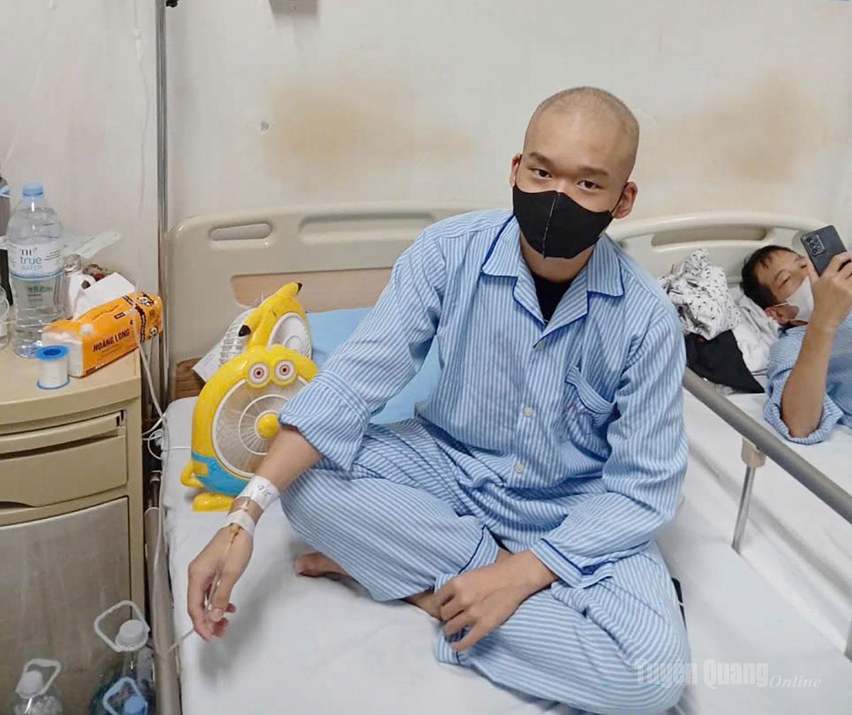 Em Lê Anh Tùng, Tổ dân phố Tràng Đà 6, phường Nông Tiến trong những ngày điều trị tại Khoa Điều trị Hóa chất – Viện huyết học truyền máu Trung ương Hà Nội.