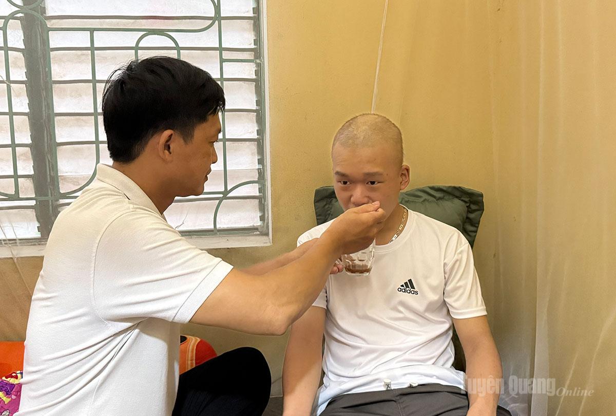 Em Lê Anh Tùng, Tổ dân phố Tràng Đà 6, phường Nông Tiến được về nhà nghỉ ngơi, phục hồi sức khỏe cùng gia đình trước khi tiếp tục đợt điều trị hóa chất vào đầu tuần tới.