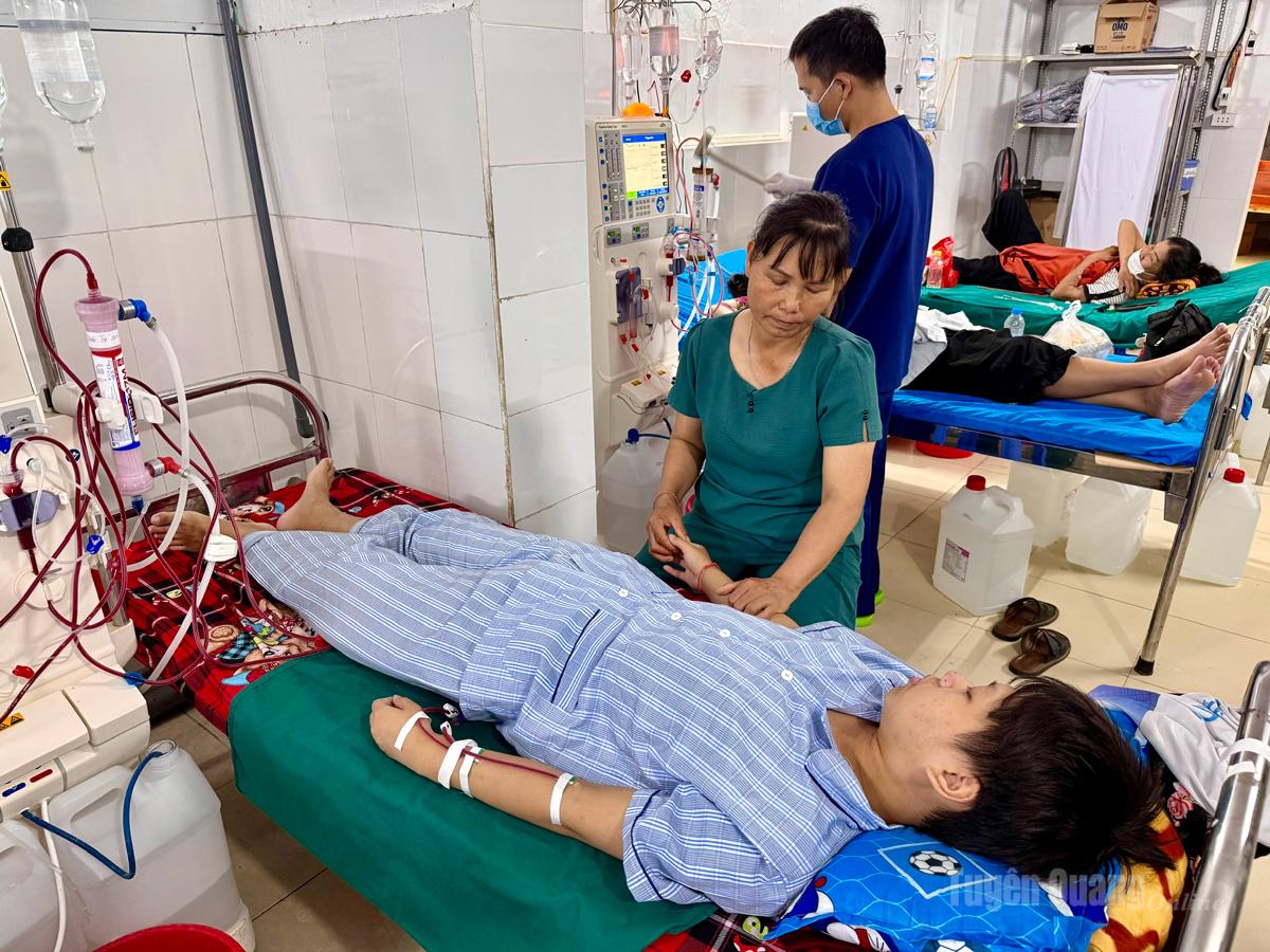 Em Nguyễn Văn Tú,  học  lớp 12D, Trường Phổ thông Dân tộc nội trú THPT tỉnh Tuyên Quang đang điều trị tại Khoa Thận nhân tạo – Bệnh viện Đa khoa tỉnh.