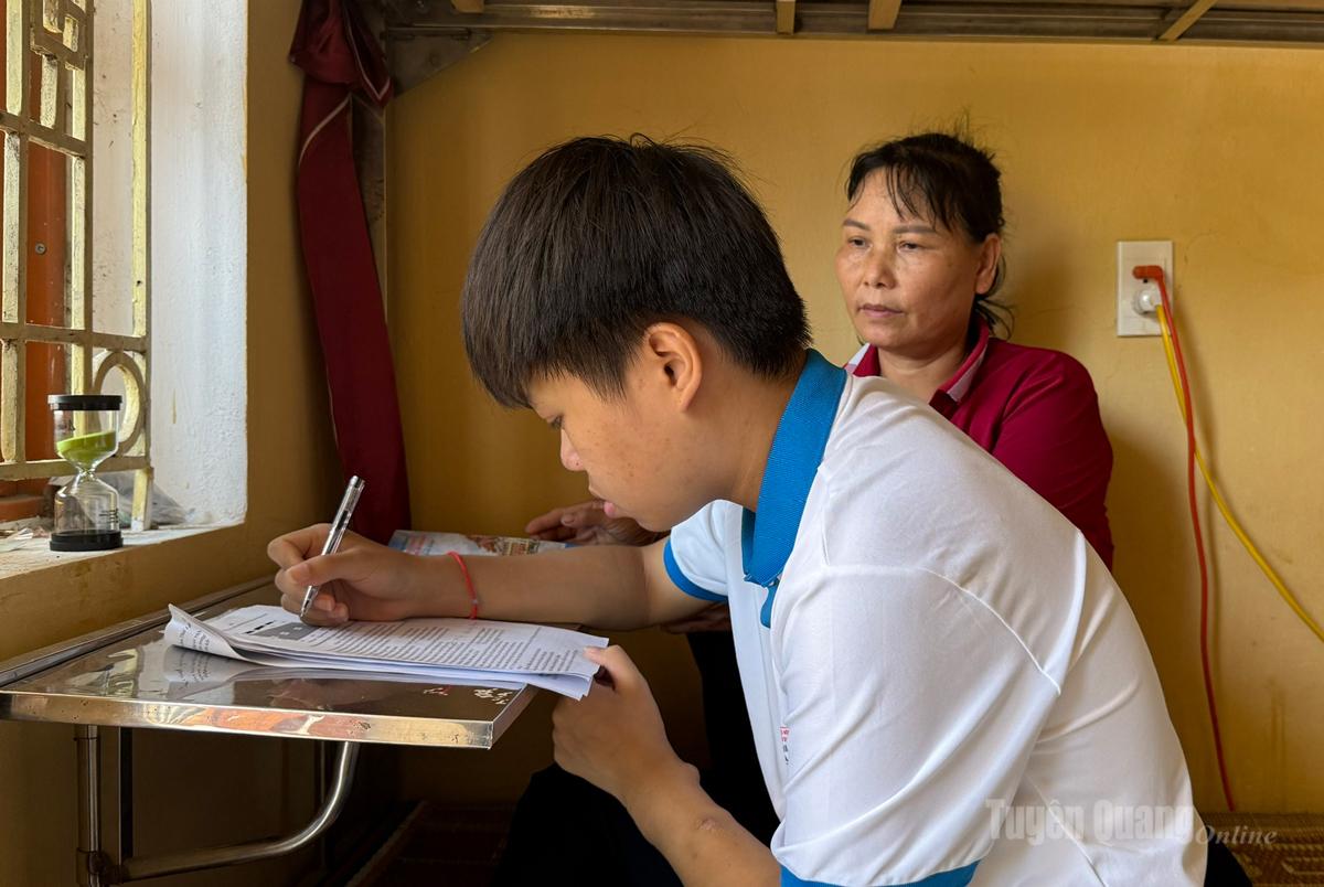 Em Nguyễn Văn Tú, học lớp 12D, Trường Phổ thông Dân tộc nội trú THPT tỉnh Tuyên Quang đang ôn tập tại ký túc xá của trường chuẩn bị cho Kỳ thi tốt nghiệp THPT.