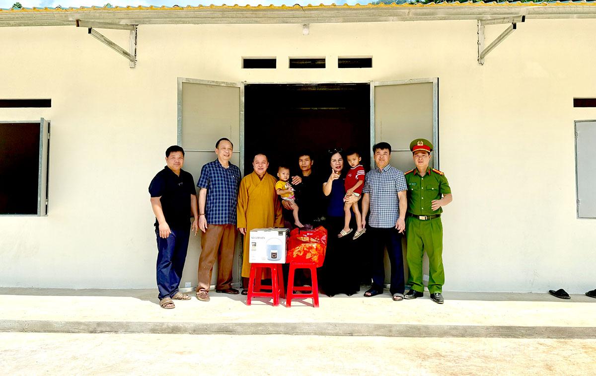 Thượng tọa Thích Thanh Phúc, Ủy viên Hội đồng Trị sự Giáo hội Phật giáo Việt Nam, Phó Trưởng Ban Trị sự Giáo hội Phật giáo Việt Nam tỉnh Tuyên Quang và lãnh đạo Báo và phát thanh, truyền hình Tuyên Quang cùng các nhà hảo tâm tặng quà cho gia đình anh Hoàng Văn Nhâm.