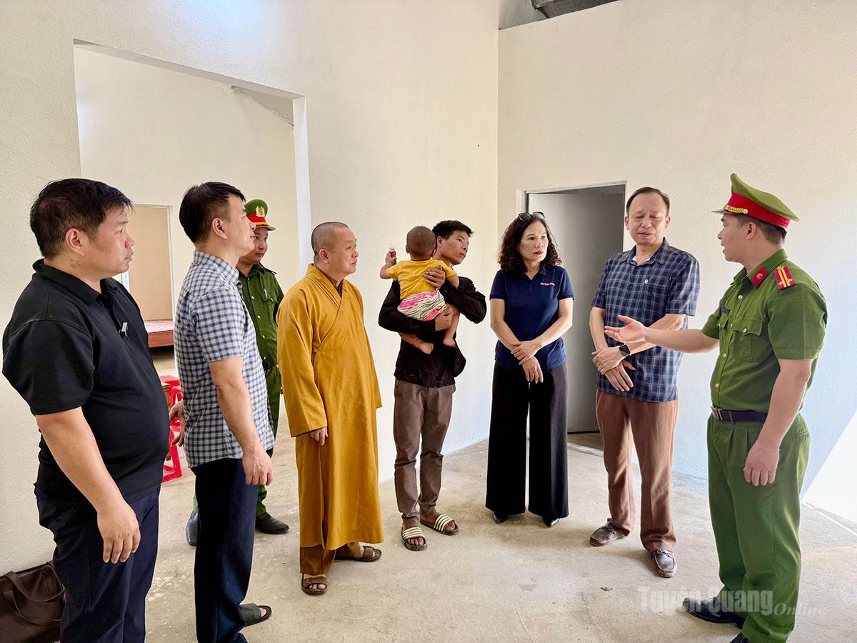 Các đại biểu tham quan ngôi nhà mới của anh Hoàng Văn Nhâm, thôn Chương, xã Hùng Lợi.